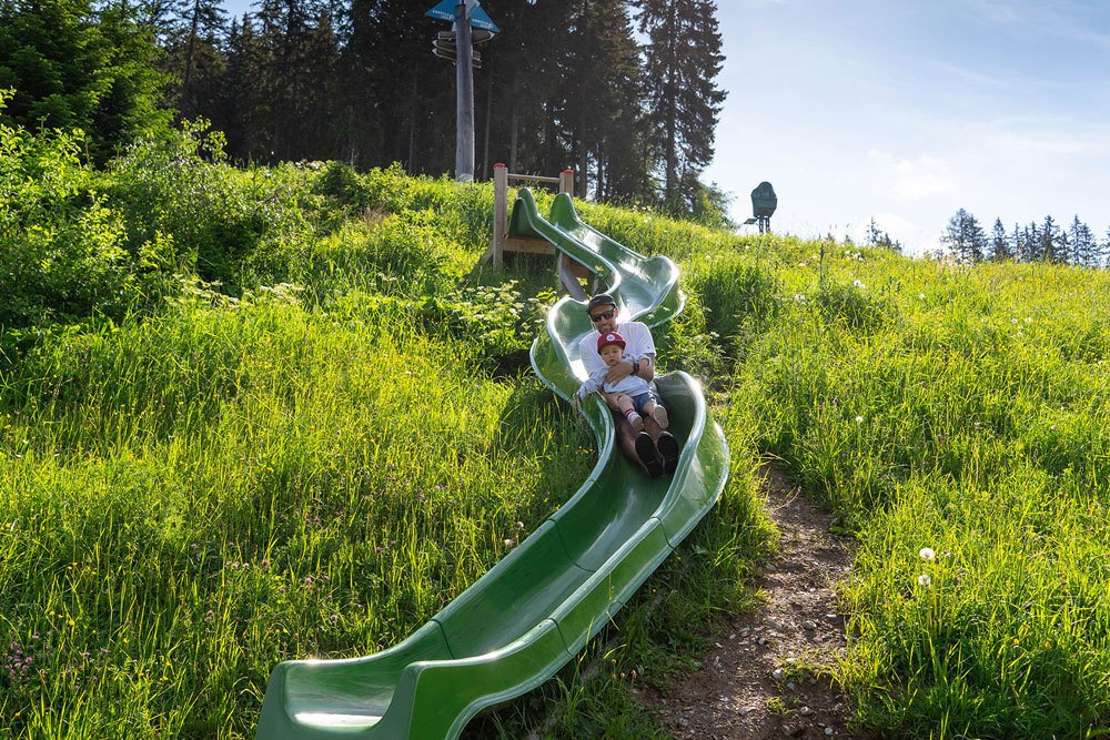 Kinderwagenweg mit Crazy Dolls Stationen und Rutschen